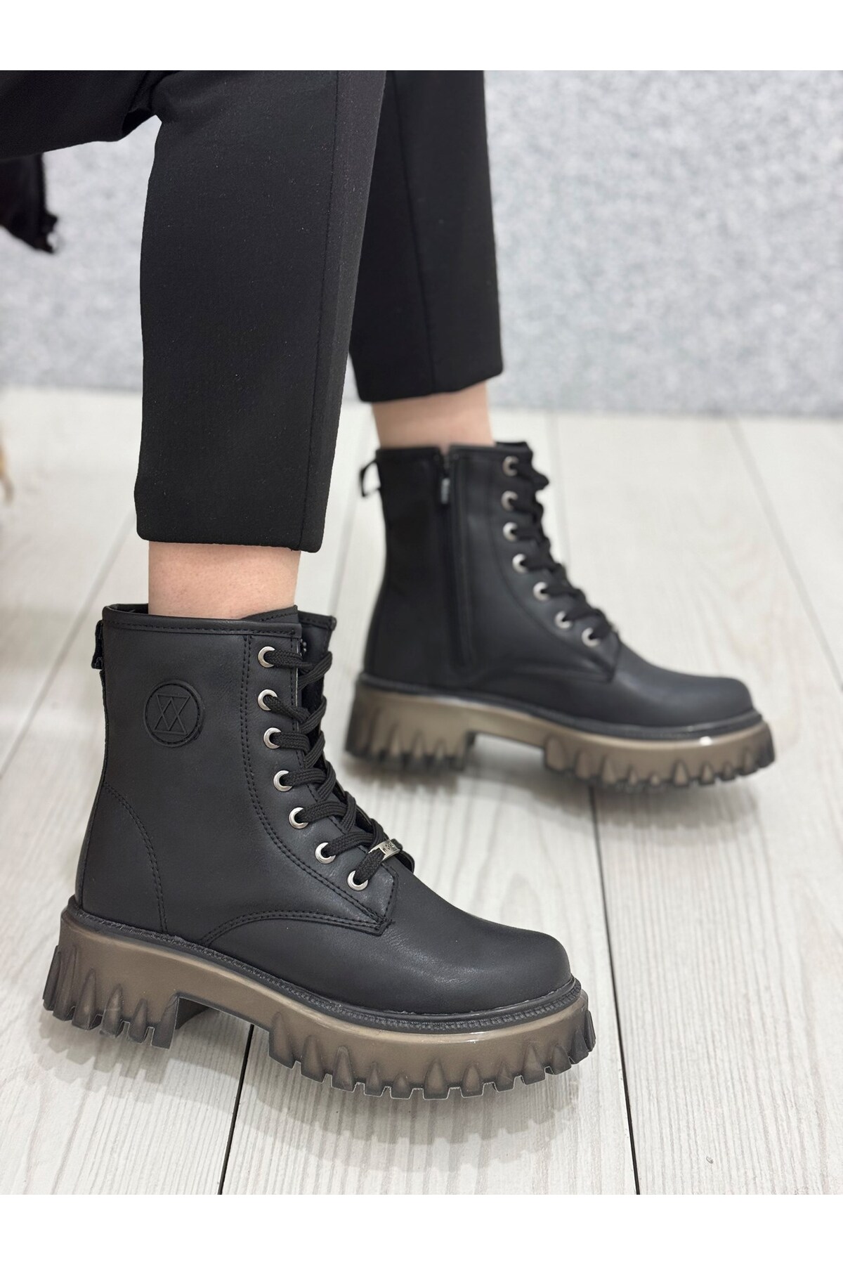 2615 -1 Siyah Cilt Kalın Taban  Bot / Beden : 38 / Cinsiyet : Kadın / Kız