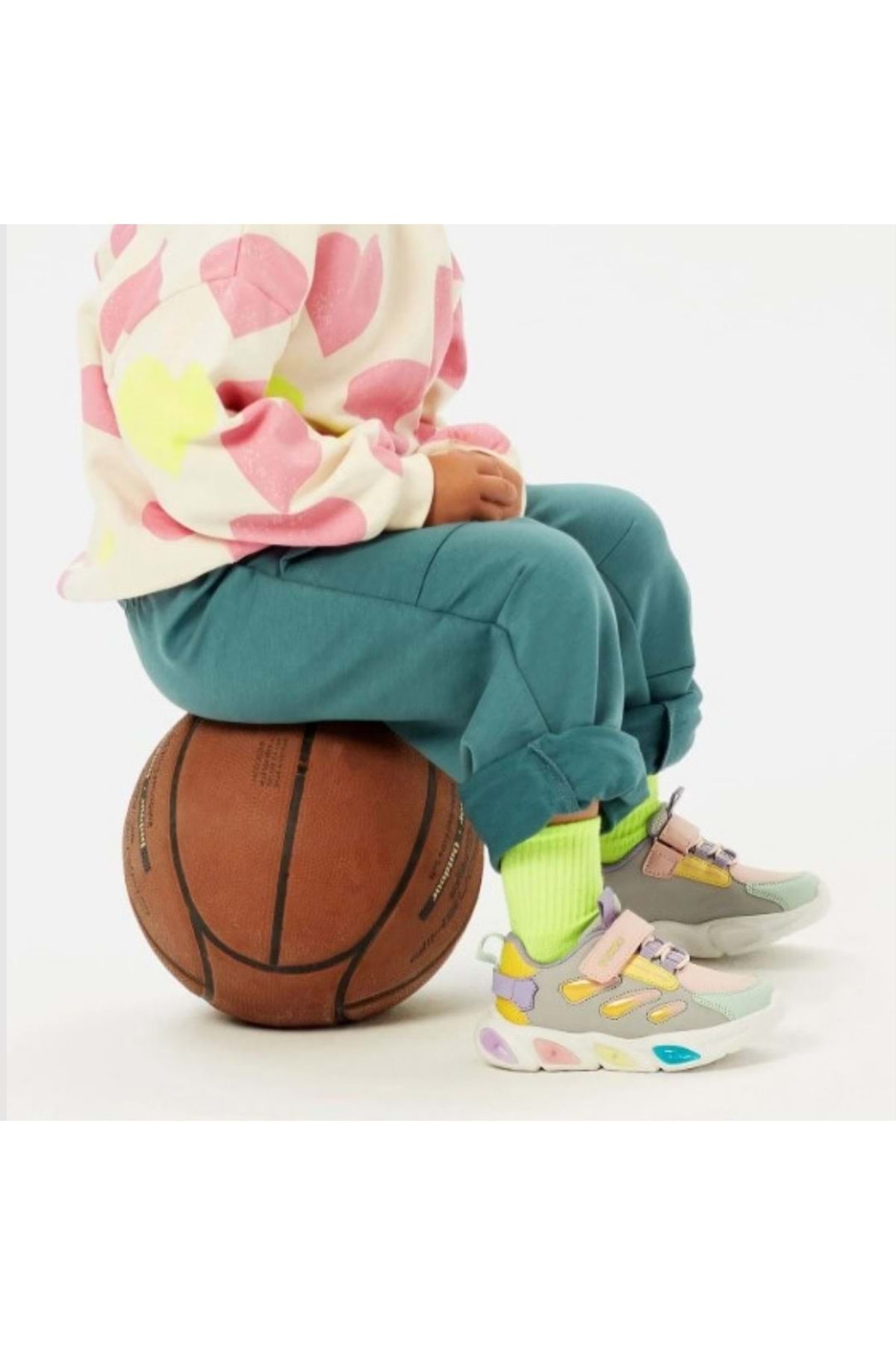 Lamb Işıklı Ortopedik Çocuk Spor Ayakkabı PUDRA / Beden : 24 / Cinsiyet : Unisex