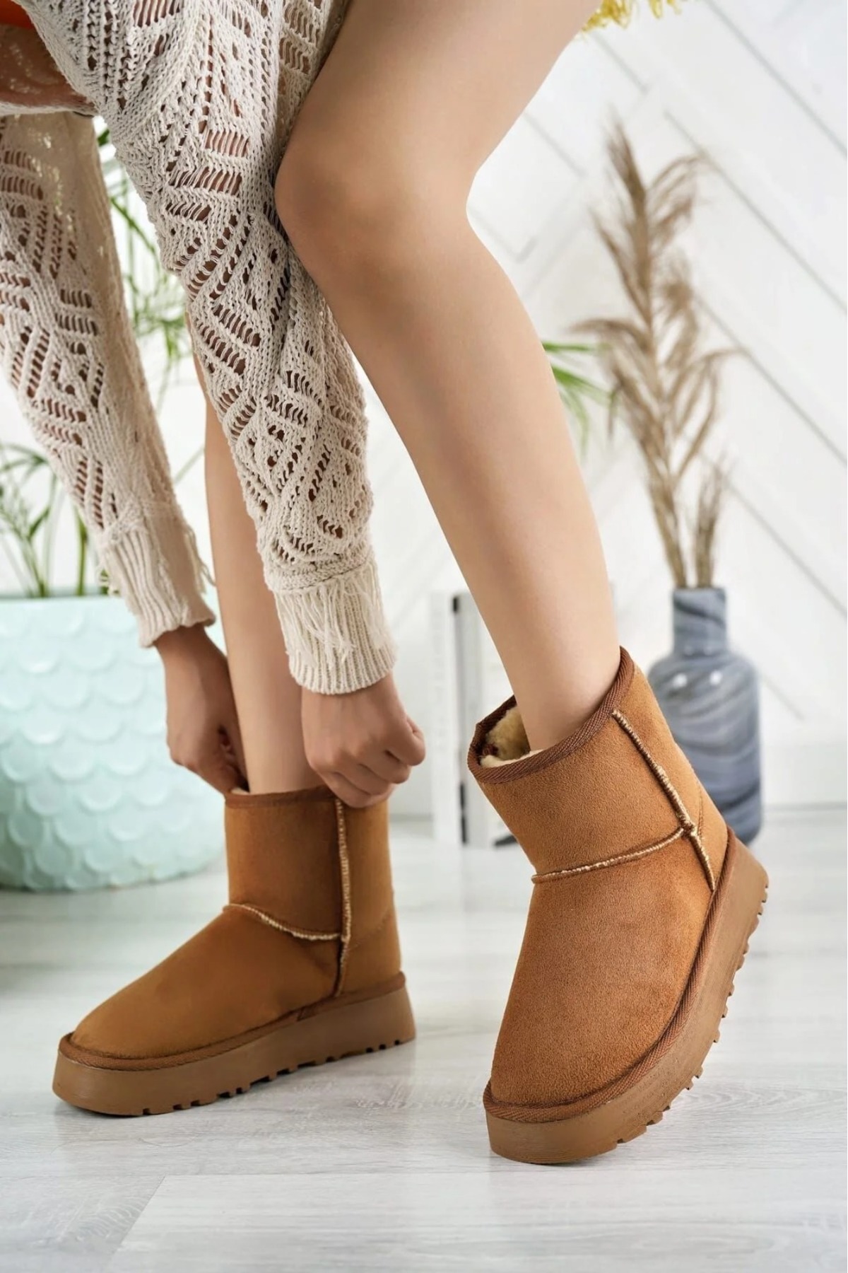 Orta Boy Kürklü Bilekten (8 cm Yükseklikte) Kaymaz (Taban Uzunluğu 3 Cm Yükseklikte) Taban Uggy Bot / Beden : 38 / Cinsiyet : Kadın / Kız