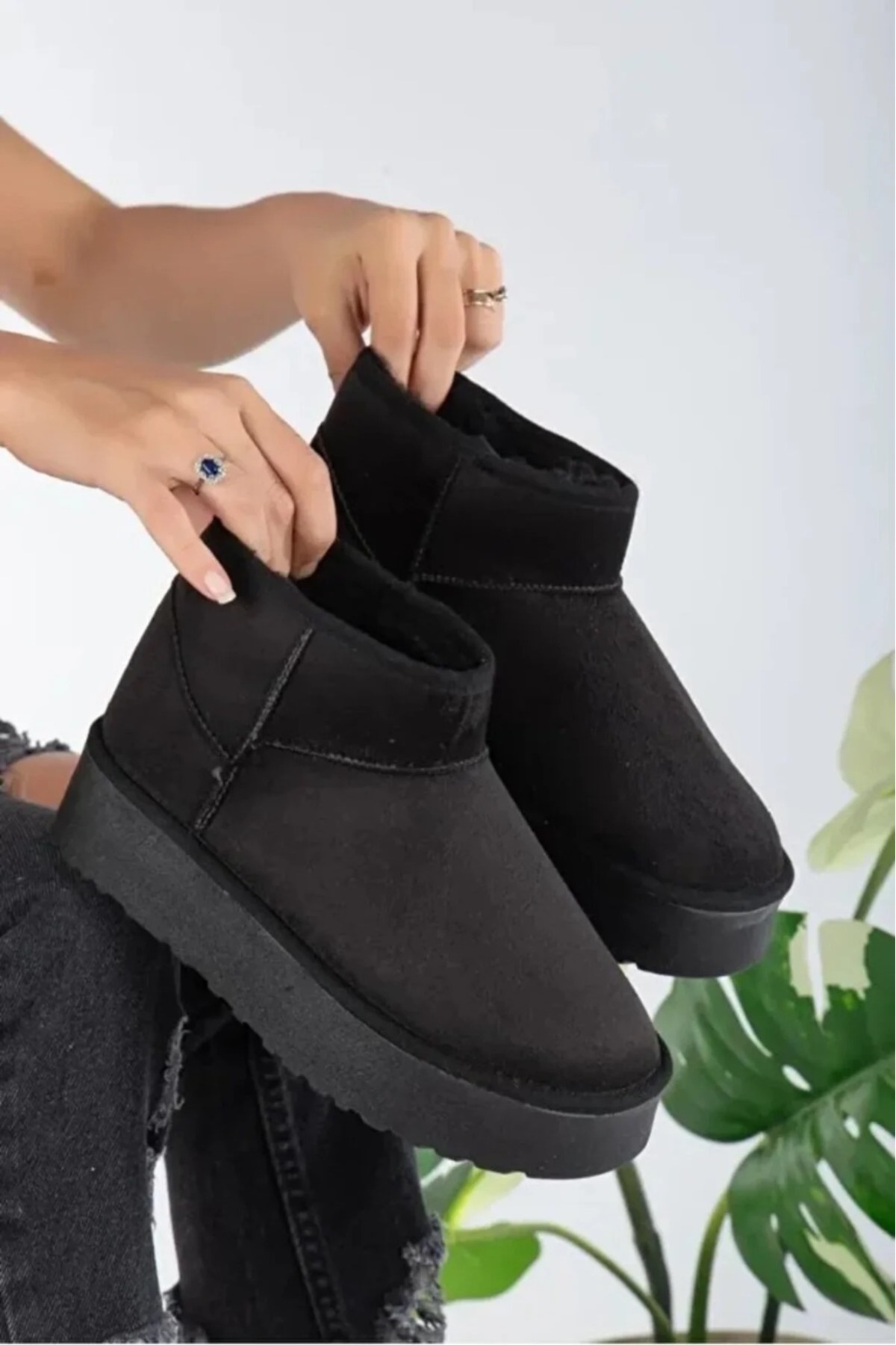 Kadın İçi Kürklü Kaymaz (3 Cm Yükseklikte) Tabanlı Bilekten (3 cm Yükseklikte) Mini Uggy Bot / Beden : 40 / Cinsiyet : Kadın / Kız