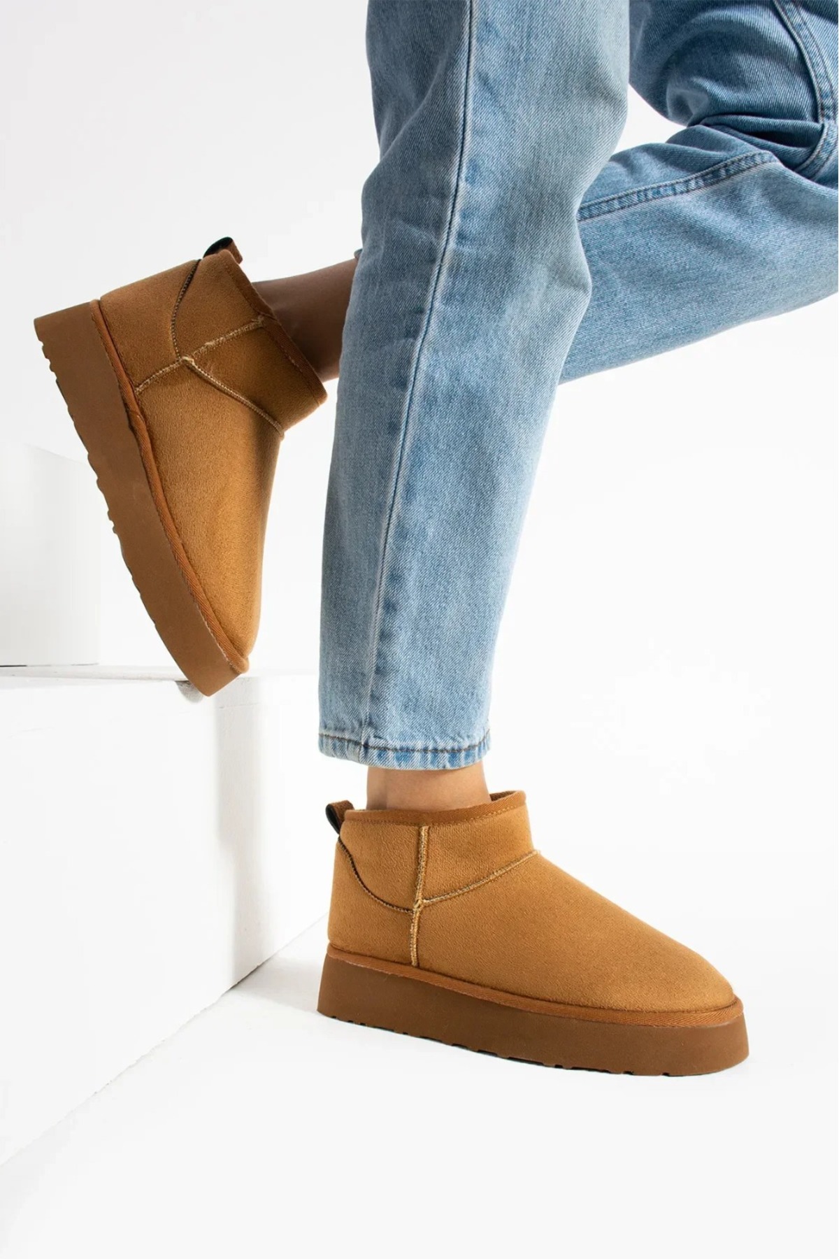 Kadın İçi Kürklü Kaymaz (3 Cm Yükseklikte) Tabanlı Bilekten (3 cm Yükseklikte) Mini Uggy Bot / Beden : 37 / Cinsiyet : Kadın / Kız