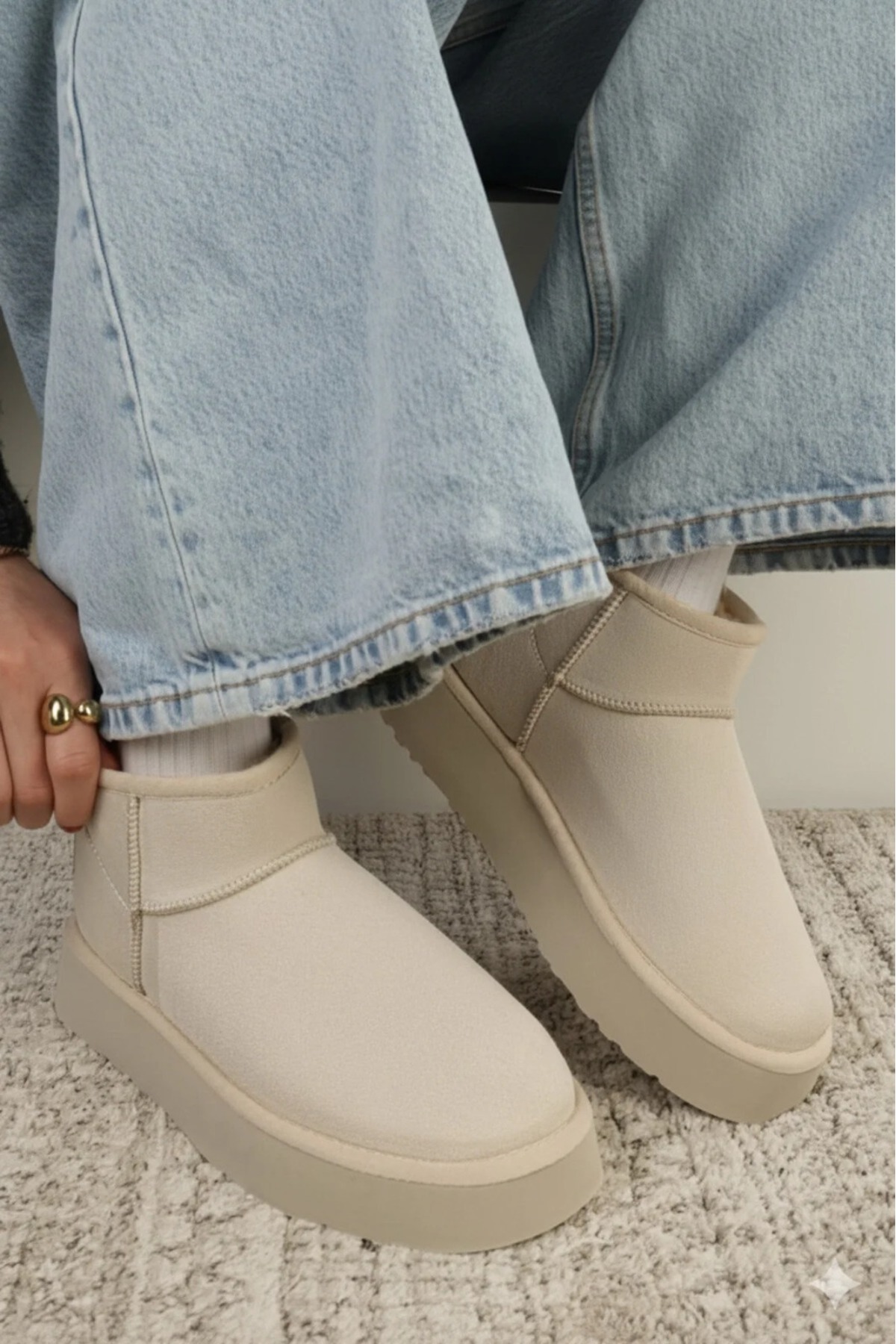 Kadın İçi Kürklü Yüksek Kalın Dolgu Kaymaz Tabanlı Bilekte Kısa Süet İçi Mini Uggy Bot / Beden : 38 / Cinsiyet : Kadın / Kız