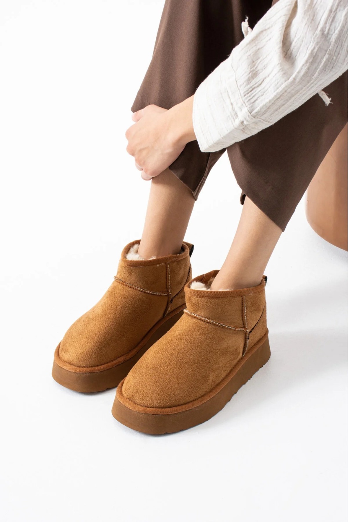 Kadın İçi Kürklü Yüksek Kalın Dolgu Kaymaz Tabanlı Bilekte Kısa Süet İçi Mini Uggy Bot / Beden : 39 / Cinsiyet : Kadın / Kız