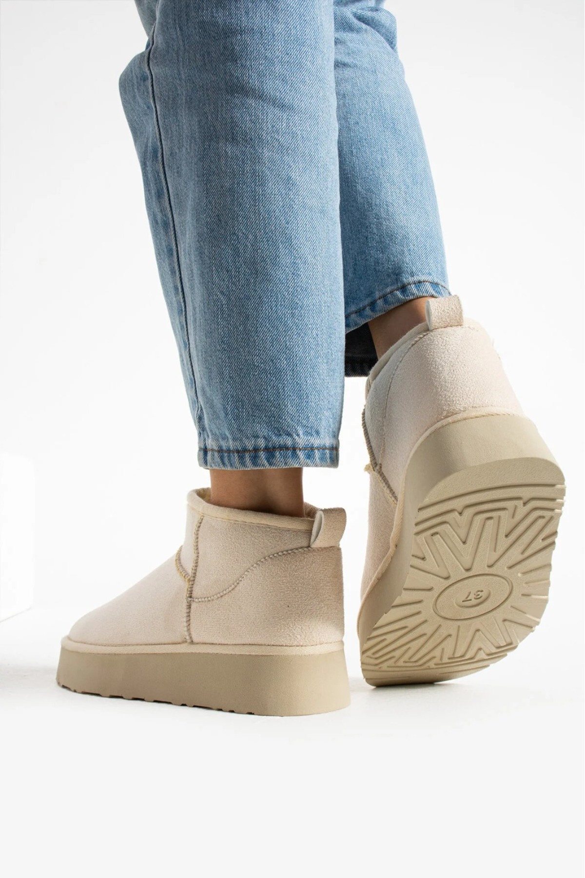 Kadın İçi Kürklü Yüksek Kalın Dolgu Kaymaz Tabanlı Bilekte Kısa Süet İçi Mini Uggy Bot / Beden : 36 / Cinsiyet : Kadın / Kız