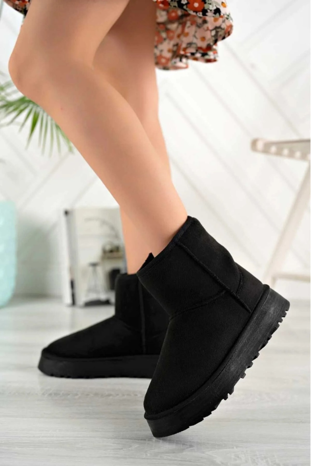 Orta Boy Kürklü Bilekten (8 cm Yükseklikte) Kalın Dolgu Kaymaz (4 Cm Yükseklikte) Tabanlı Uggy Bot / Beden : 40 / Cinsiyet : Kadın / Kız