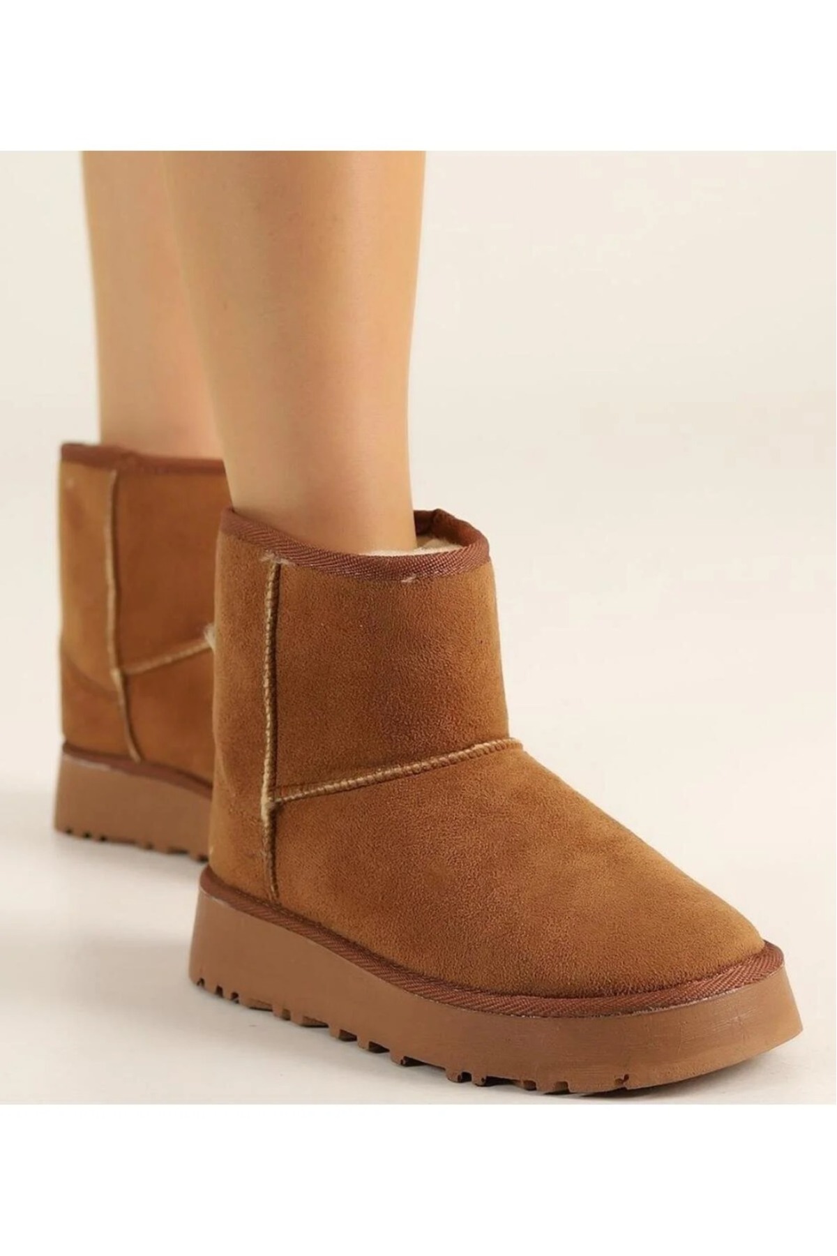 Orta Boy Kürklü Bilekten (8 cm Yükseklikte) Kaymaz (Taban Uzunluğu 3 Cm Yükseklikte) Taban Uggy Bot / Beden : 38 / Cinsiyet : Kadın / Kız