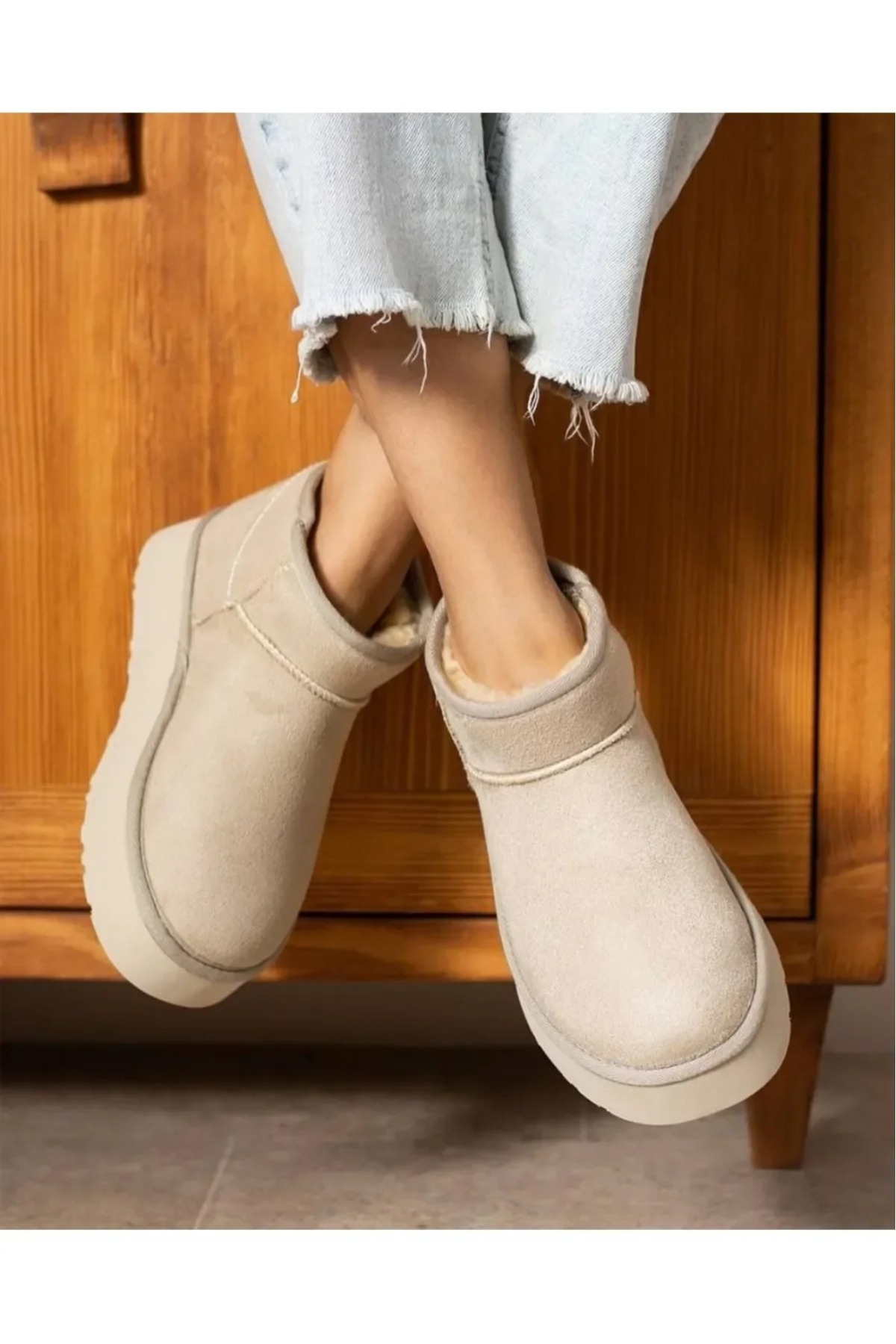 Bilekten (3 cm Yükseklikte) İçi Kürklü Kaymaz (3 Cm Yükseklikte) Tabanlı Kadın Kısa Uggy Bot / Beden : 38 / Cinsiyet : Kadın / Kız