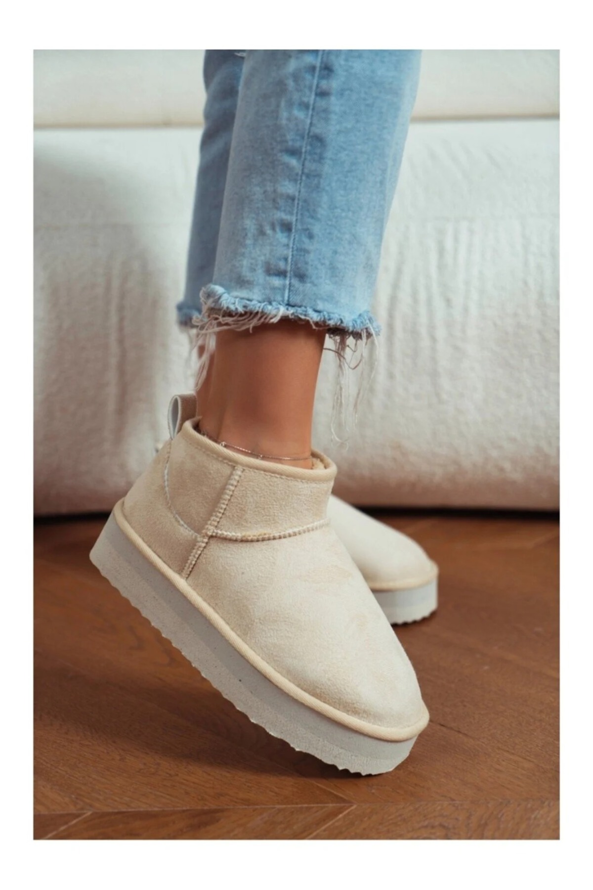 Kadın İçi Kürklü Yüksek Kalın Dolgu Kaymaz Tabanlı Bilekte Kısa Süet İçi Mini Uggy Bot / Beden : 40 / Cinsiyet : Kadın / Kız