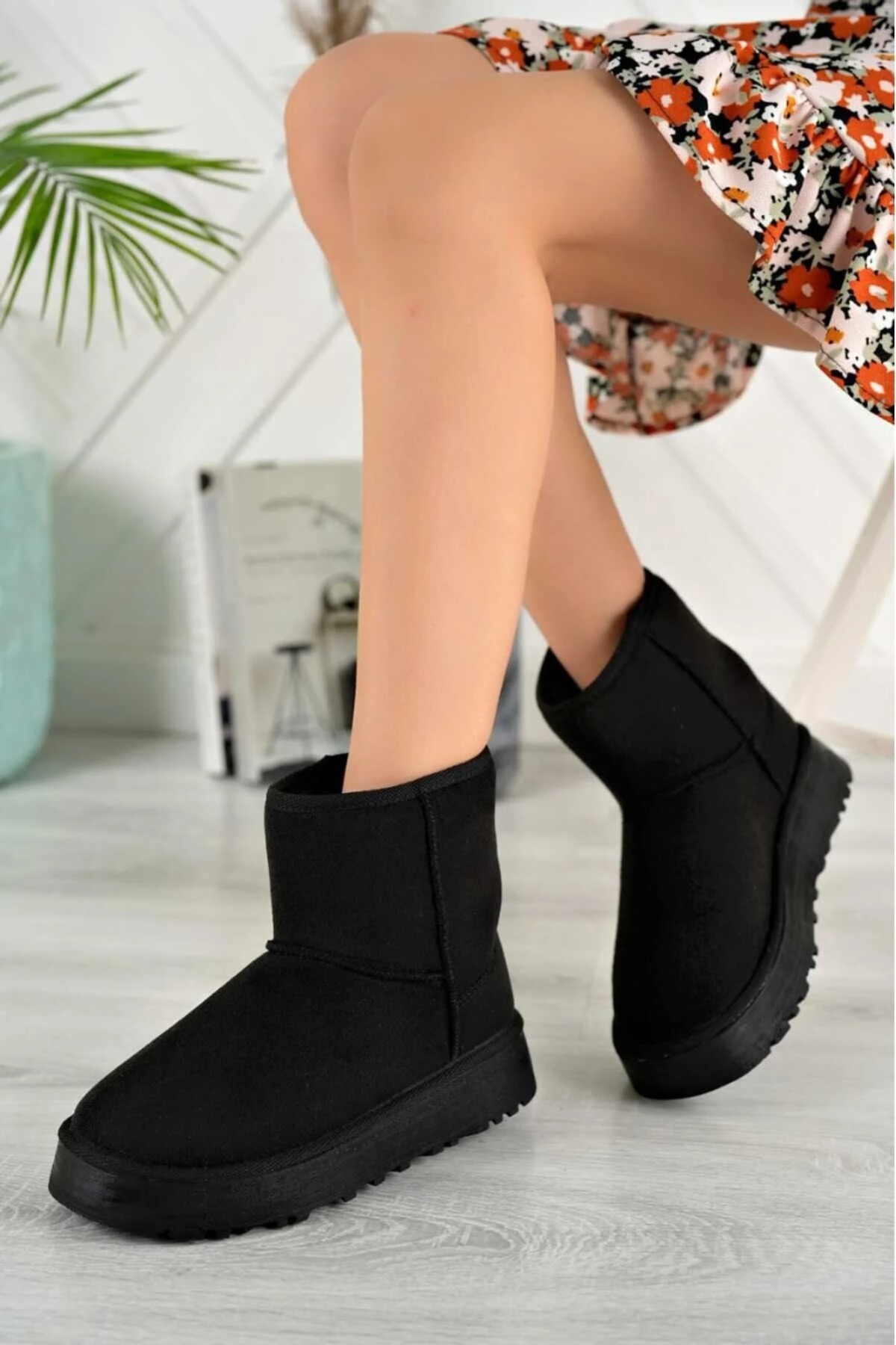 Orta Boy Kürklü Bilekten (8 cm Yükseklikte) Kalın Dolgu Kaymaz (4 Cm Yükseklikte) Tabanlı Uggy Bot / Beden : 36 / Cinsiyet : Kadın / Kız