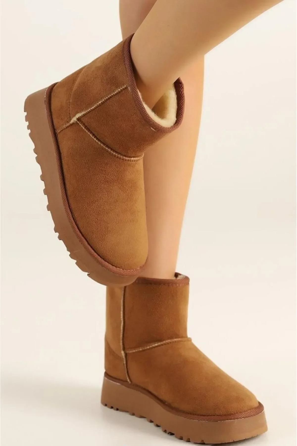 Orta Boy Kürklü Bilekten (8 cm Yükseklikte) Kalın Dolgu Kaymaz (4 Cm Yükseklikte) Tabanlı Uggy Bot / Beden : 39 / Cinsiyet : Kadın / Kız