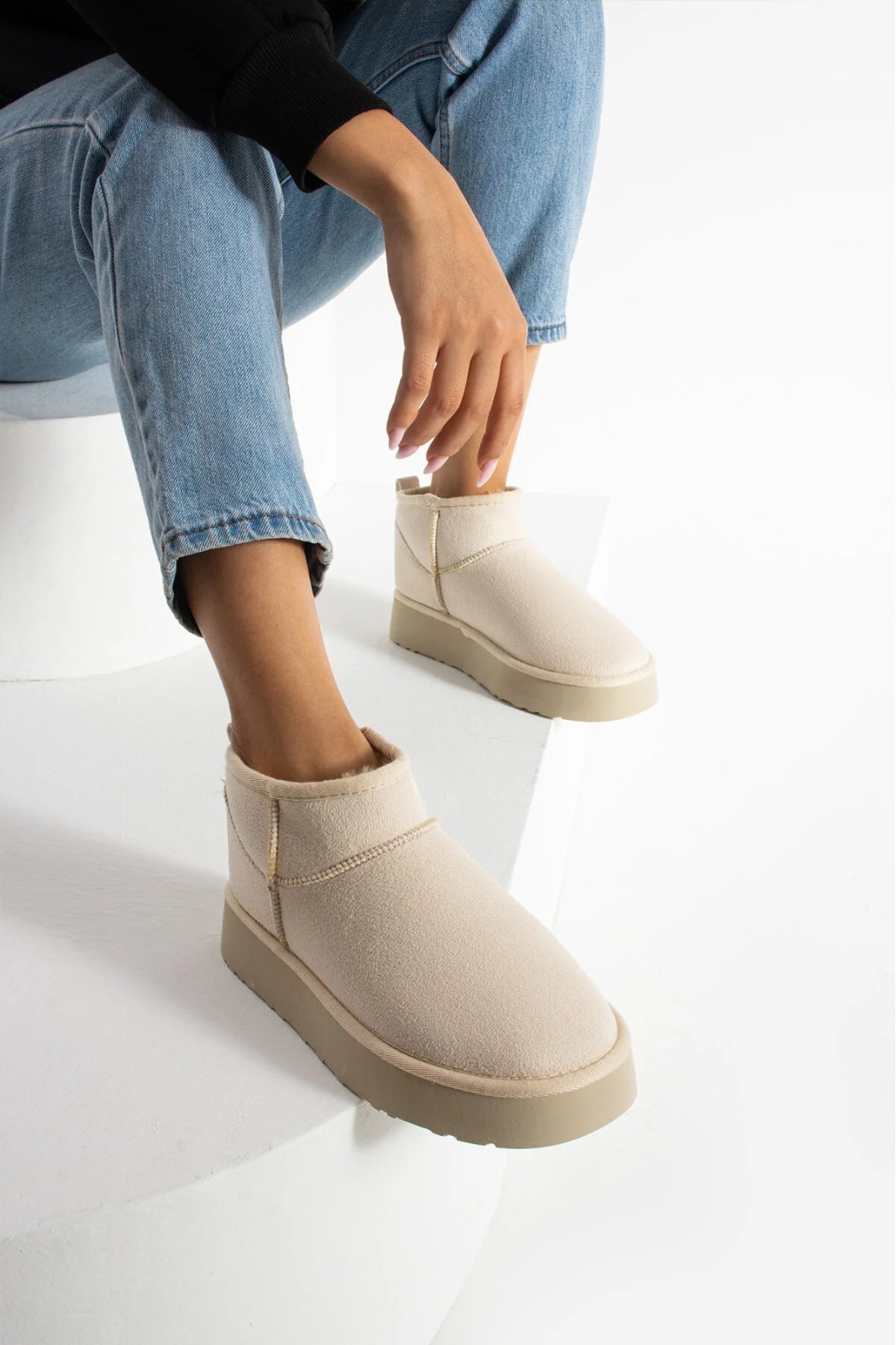 Kadın İçi Kürklü Kaymaz (3 Cm Yükseklikte) Tabanlı Bilekten (3 cm Yükseklikte) Mini Uggy Bot / Beden : 39 / Cinsiyet : Kadın / Kız